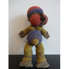 Sculptura africana reprezentand o femeie, impodobita cu margele